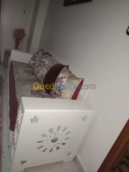 2 canapés et une table arabesque 