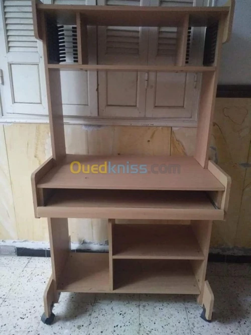 طاولة خاصة بالحاسوب المكتبي .
