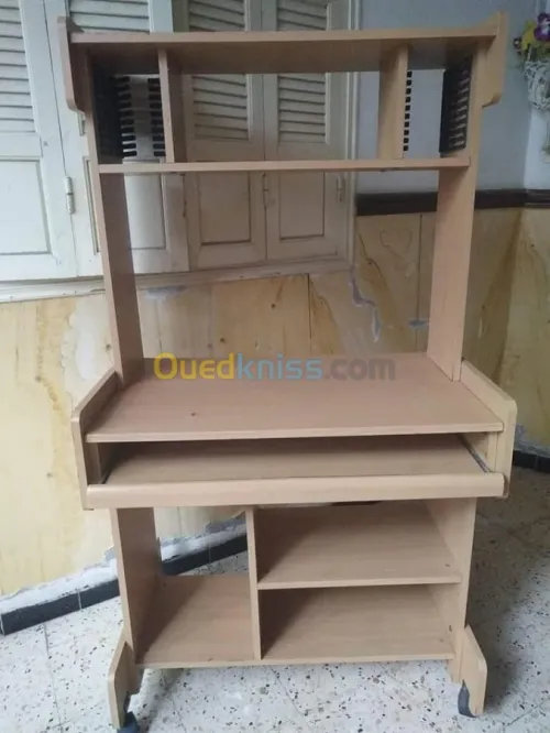 طاولة خاصة بالحاسوب المكتبي .