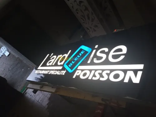 Enseigne lumineuse moderne publicité