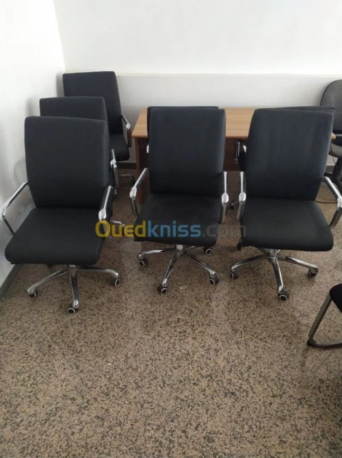 Bureaux et chaises