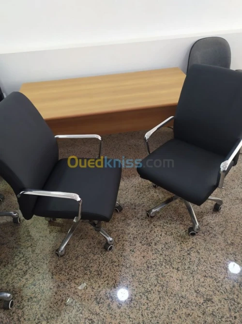 Bureaux et chaises