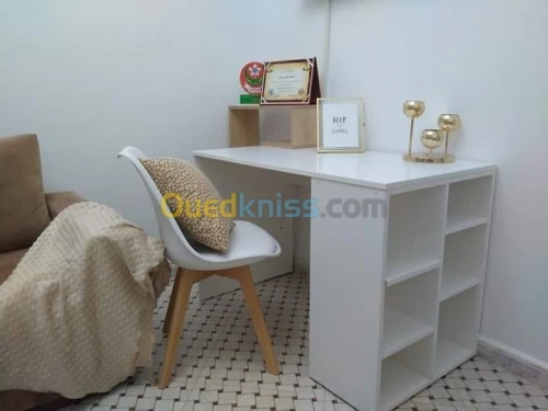 Bureau avec èlement en beige et blanc 