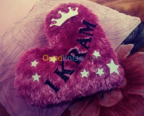 مخدات على شكل قلب مصنوعة يدويا 