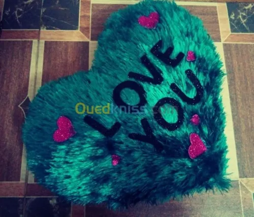 مخدات على شكل قلب مصنوعة يدويا 