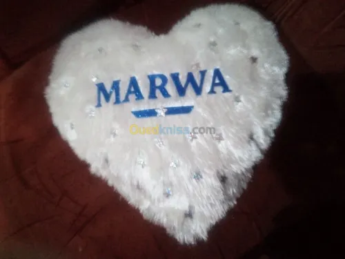 مخدات على شكل قلب مصنوعة يدويا 