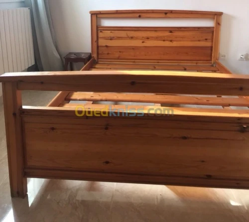 Sommier en bois rouge