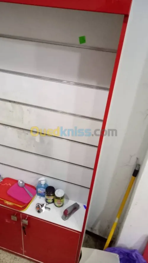 Armoires vitrées et de rangement