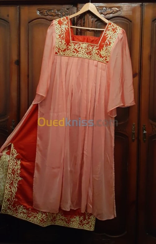 Robe traditionnelle détaillée en doré 