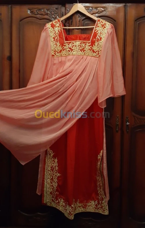 Robe traditionnelle détaillée en doré 