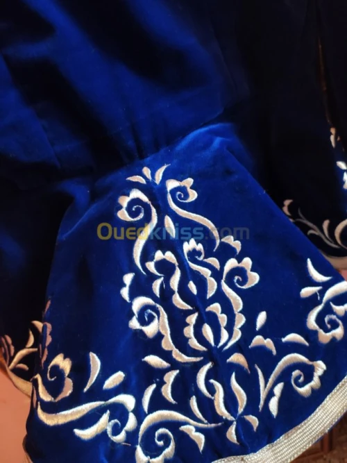 Un joli karakou en bleu roi