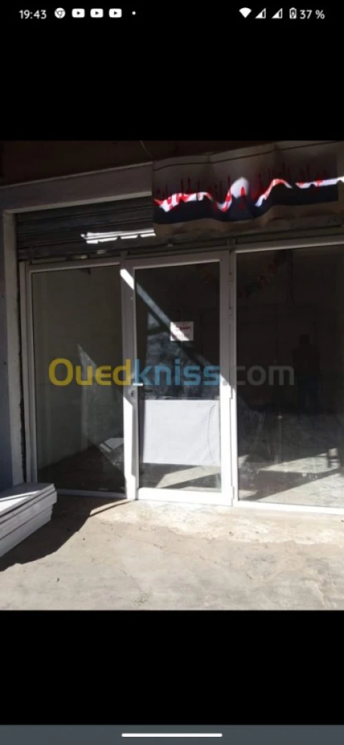 Vitrine aluminium et etageres