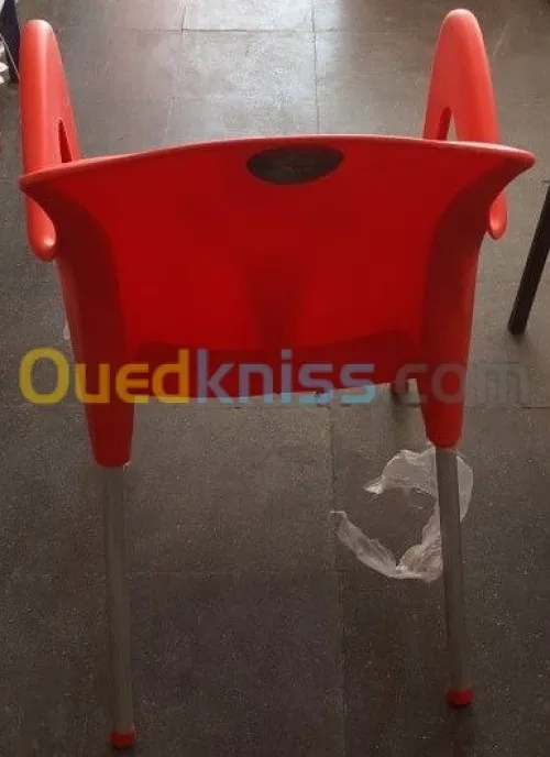 chaise  plastique pied aluminium