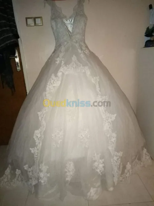 Robes blanches en bon état 