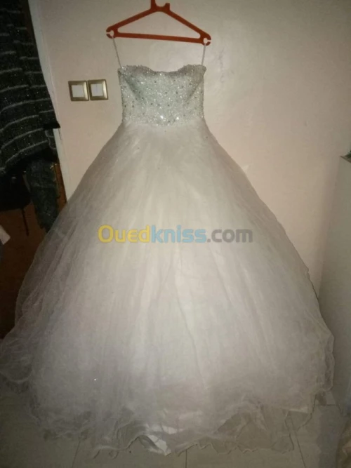 Robes blanches en bon état 