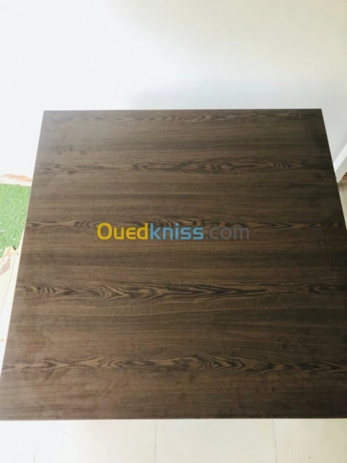 TABLE DE REUNION CARREE