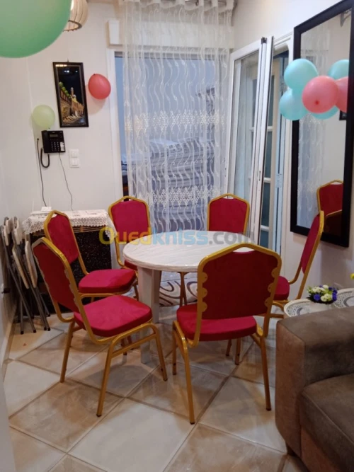 Location chaises et table et décor