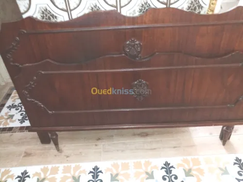 Lit en bois massif 