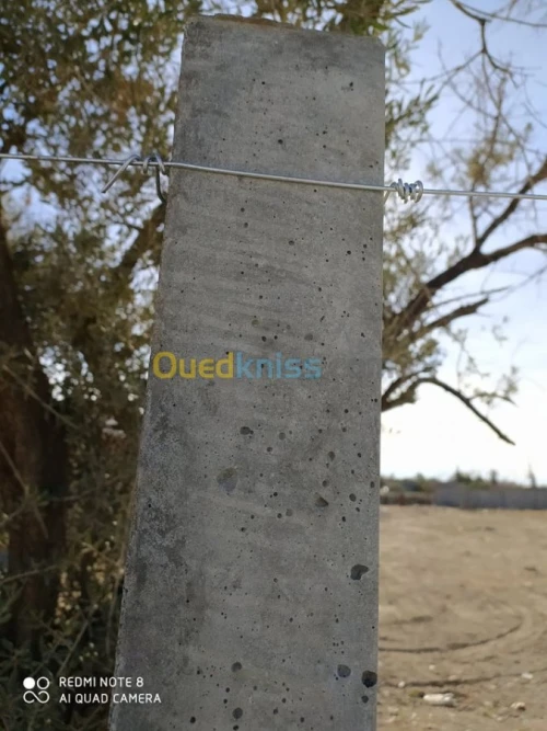 Supports en Béton Armé Pour Clôture Grillagée