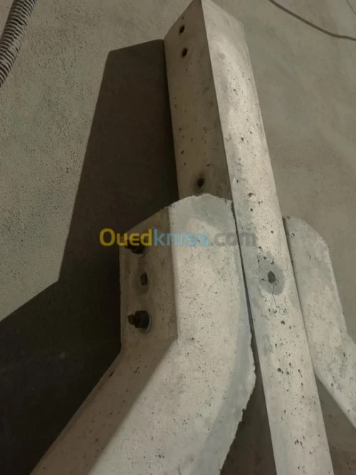 Supports en Béton Armé Pour Clôture Grillagée