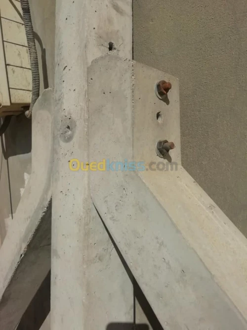 Supports en Béton Armé Pour Clôture Grillagée