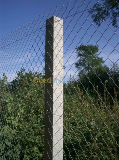 Supports en Béton Armé Pour Clôture Grillagée