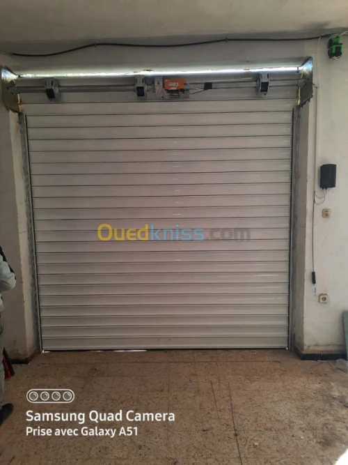 Rideau et porte automatique