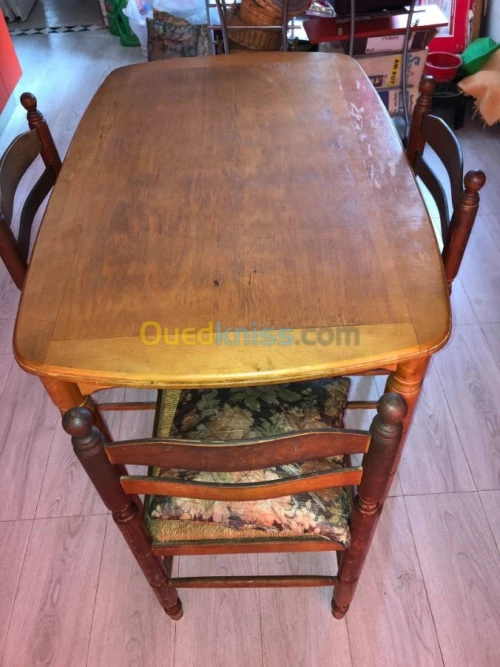 tables en bois massif avec chaises 
