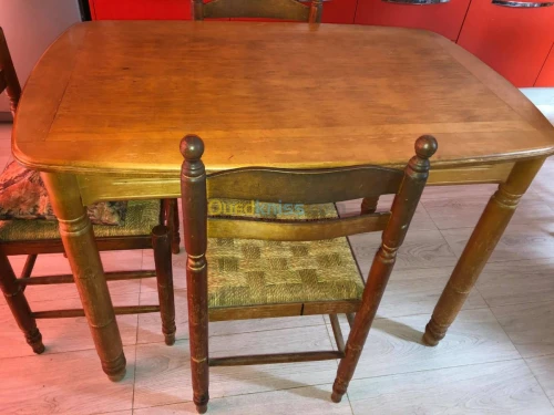 tables en bois massif avec chaises 