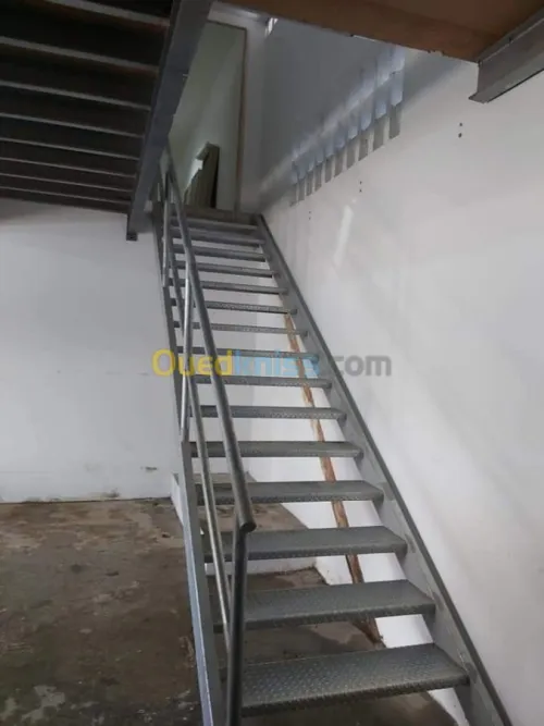 ESCALIER MÉTALLIQUE 