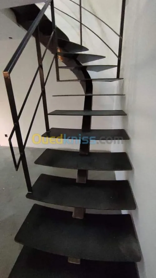 ESCALIER MÉTALLIQUE 