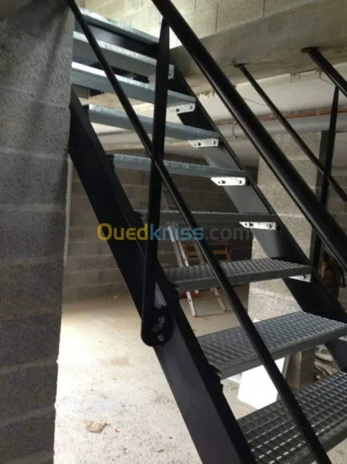 ESCALIER MÉTALLIQUE 