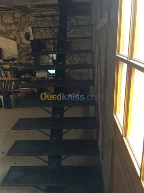 ESCALIER MÉTALLIQUE 