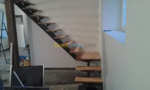 ESCALIER MÉTALLIQUE 