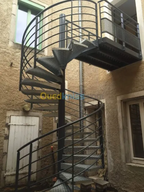 ESCALIER MÉTALLIQUE 