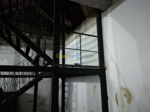 ESCALIER MÉTALLIQUE 