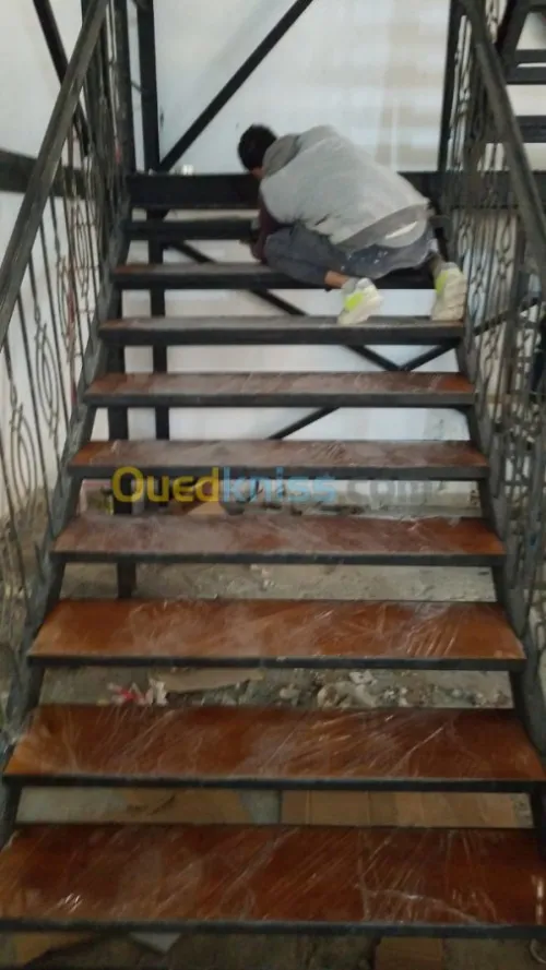 ESCALIER MÉTALLIQUE 