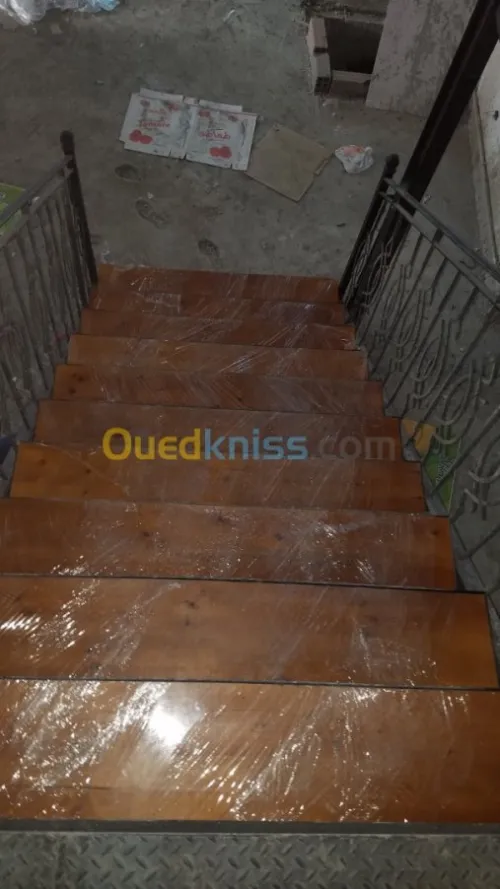 ESCALIER MÉTALLIQUE 