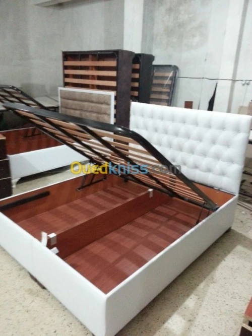 Lit capitonné avec coffre en bois