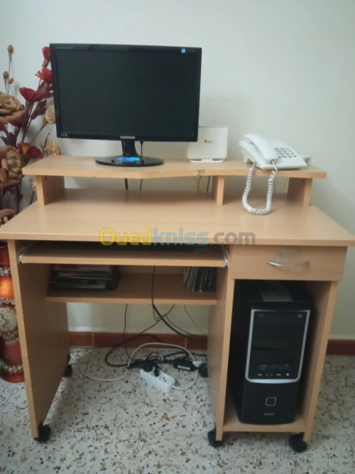 Ordinateur fixe avec la table 
