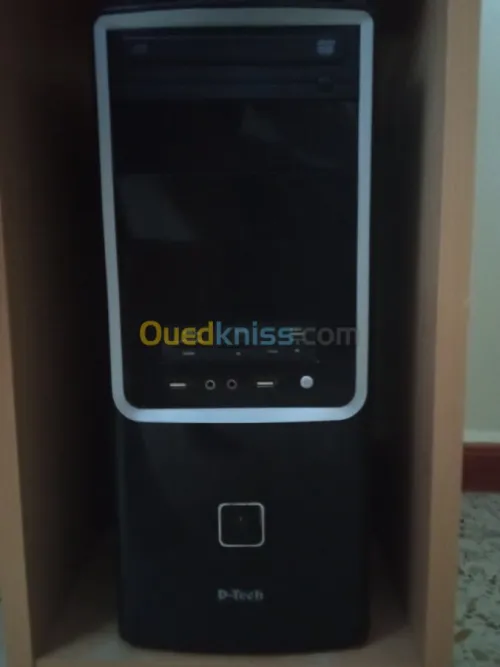 Ordinateur fixe avec la table 