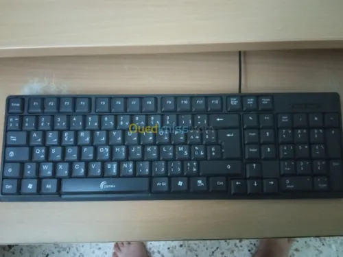 Ordinateur fixe avec la table 