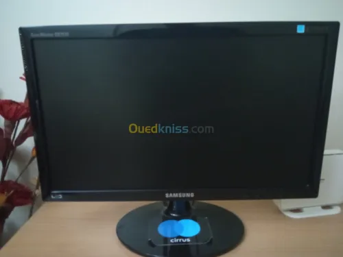 Ordinateur fixe avec la table 