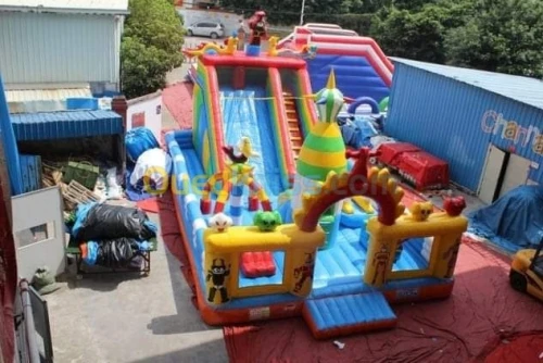 Toboggan et trampoline 