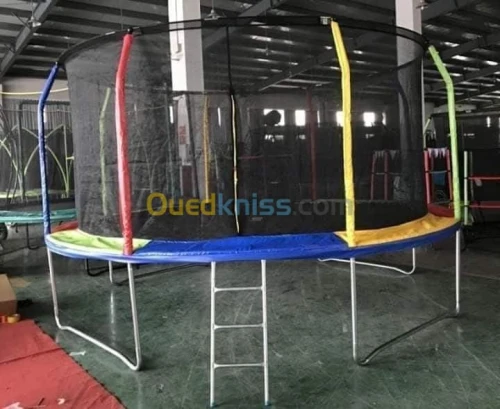 Toboggan et trampoline 