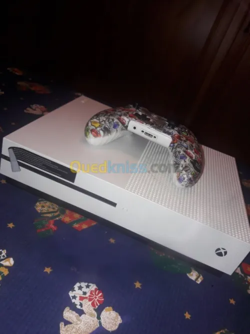 Xbox one s avec carte de 10 € Microsof