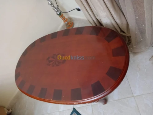 طاولة خشب لغرفة الجلوس