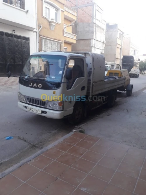 Pompe à beton avec camion jac