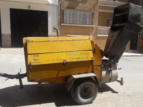 Pompe à beton avec camion jac