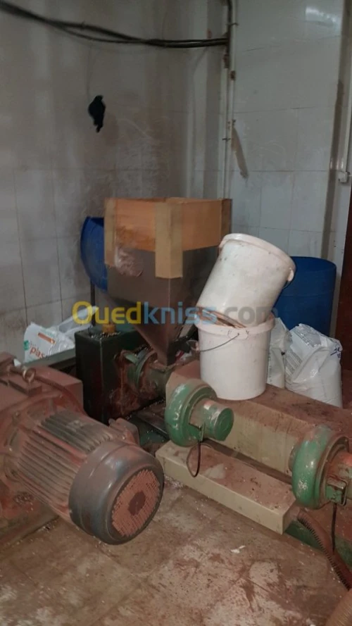 Extrudeuse Venus et soudeuse Parkins